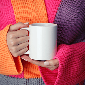 23 Mockups de Tazas Blancas con Manos para personalizar diseños